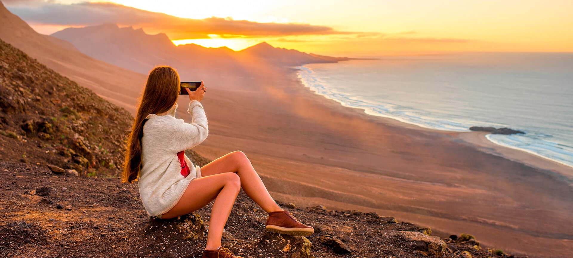 コフェテ・ビーチで写真を撮る若い女性、フエルテベントゥーラ島