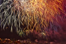 5月にロス・レアレホスで行われる十字架と火の祭典で打ち上げられる花火