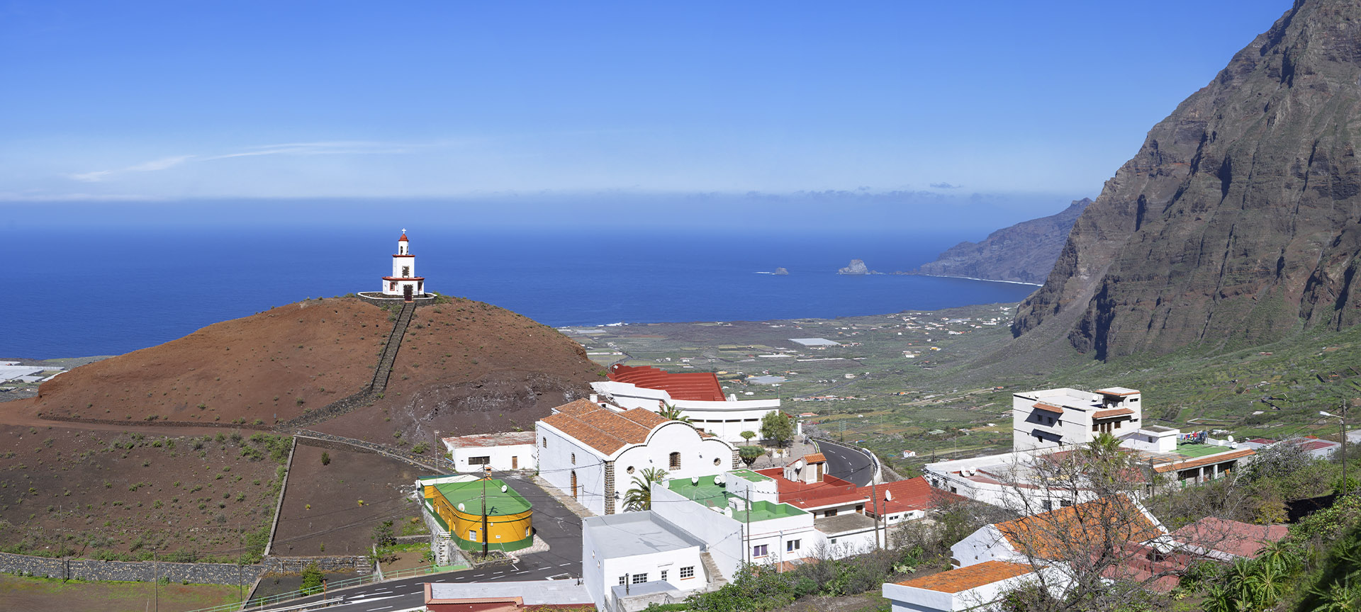 Pfarrkirche Virgen de la Candelaria mit Frontera im Hintergrund (El Hierro, Kanarische Inseln)