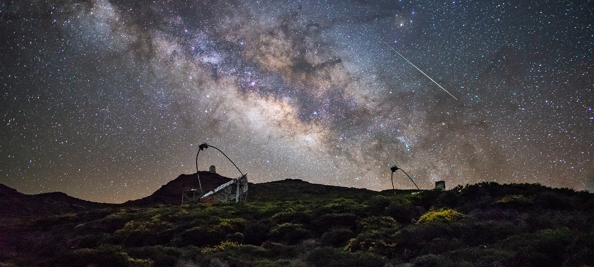 Cielo nocturno y observatorio en La Palma, Canarias