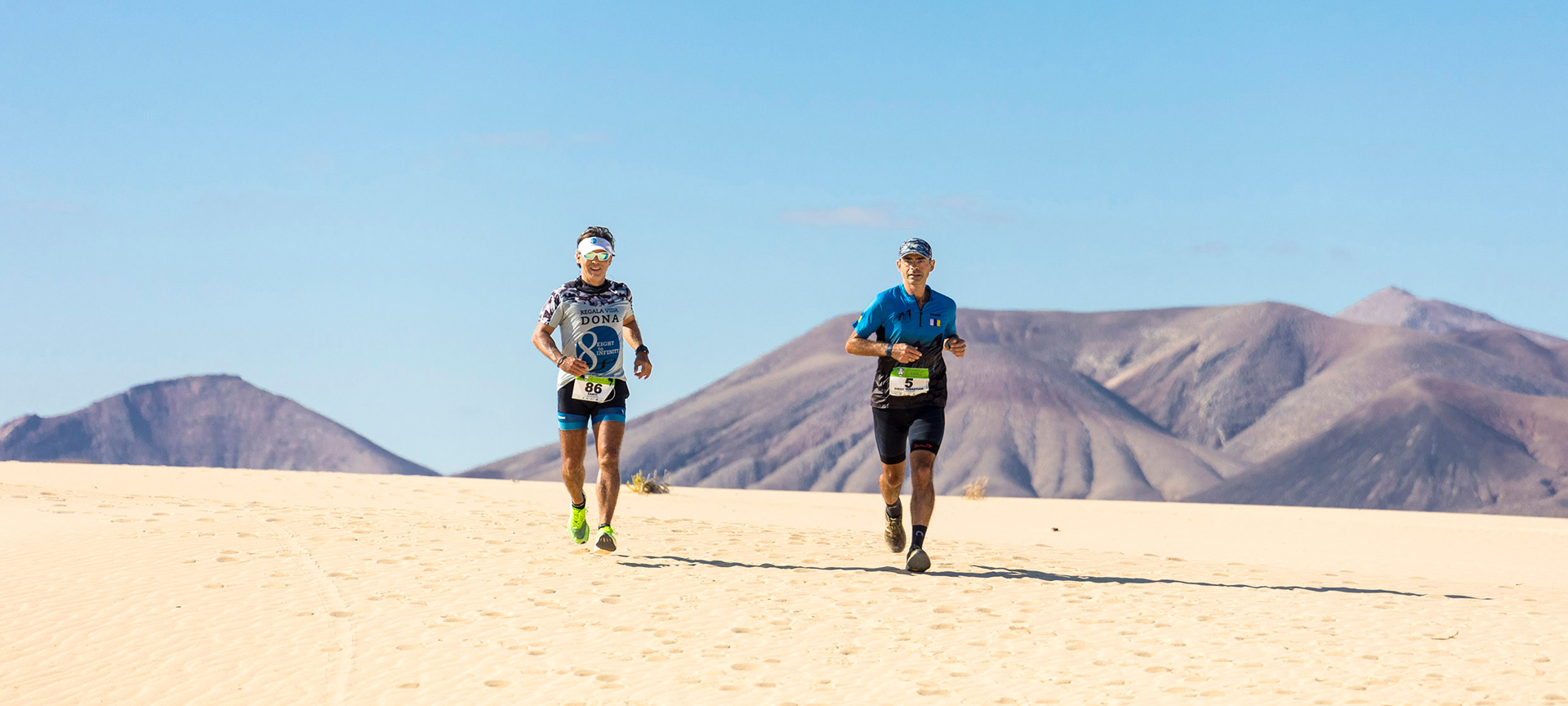 Corredores en la Media Maratón Internacional Dunas de Fuerteventura, Islas Canarias