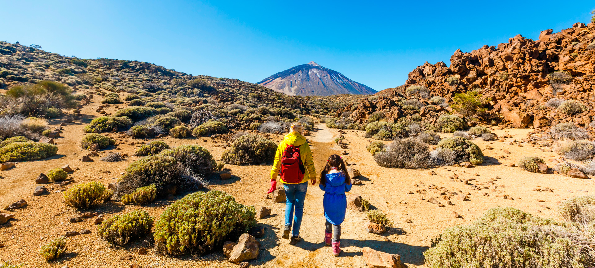 Madre e hija paseando por el Parque Nacional del Teide, Islas Canarias