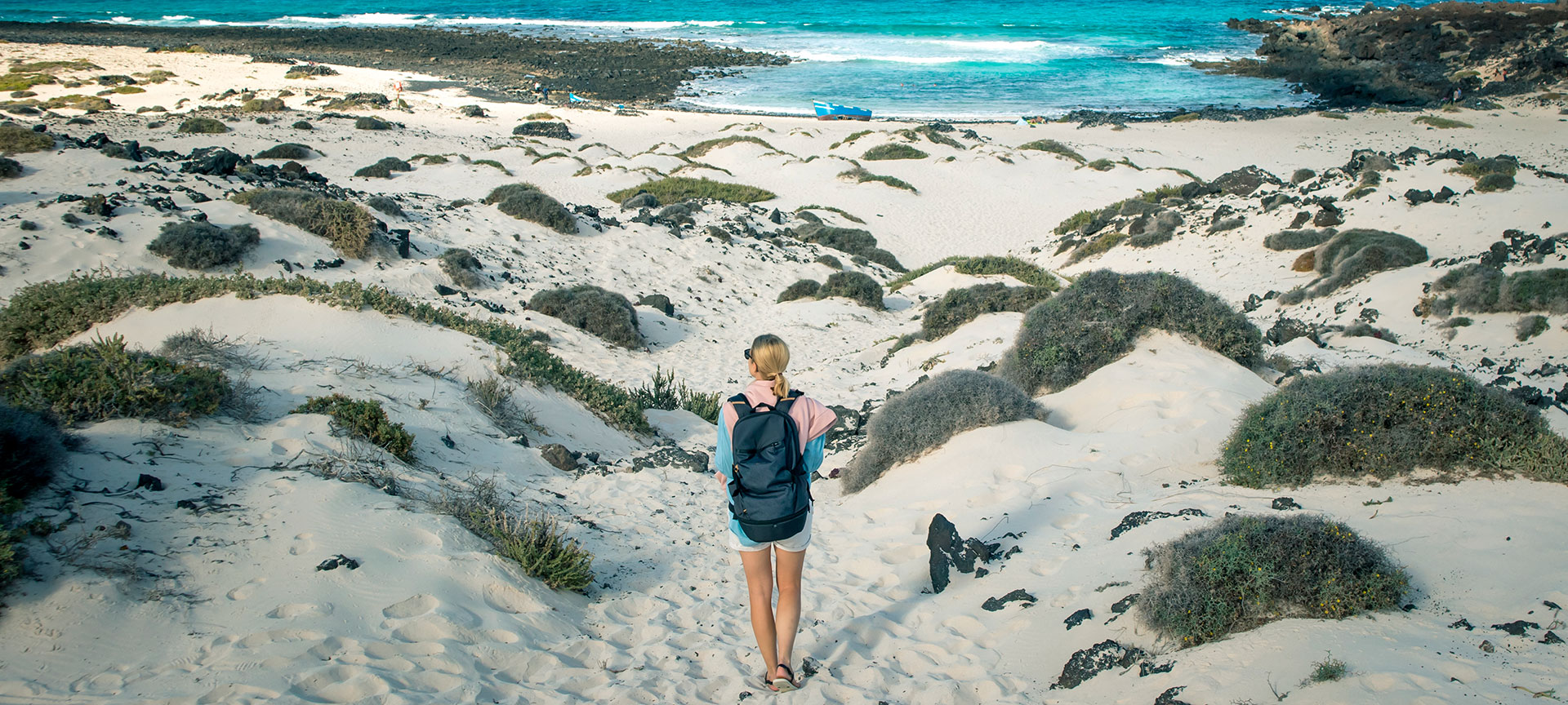 Turista em uma praia em Lanzarote, Ilhas Canárias Turista em uma praia em Lanzarote, Ilhas Canárias