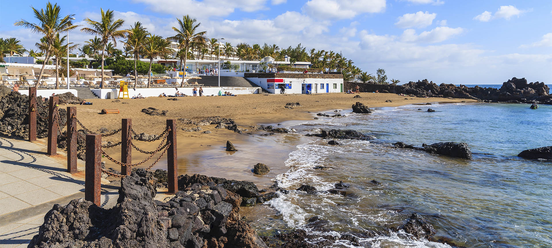 Widok na jedną z plaż w Puerto del Carmen, Lanzarote (Wyspy Kanaryjskie)
