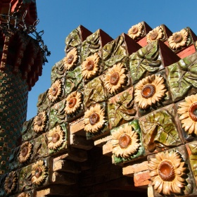 Détail du « Capricho » aux tournesols de Gaudí à Comillas, Cantabrie