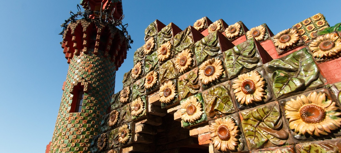 Détail du « Capricho » aux tournesols de Gaudí à Comillas, Cantabrie Détail du « Capricho » aux tournesols de Gaudí à Comillas, Cantabrie