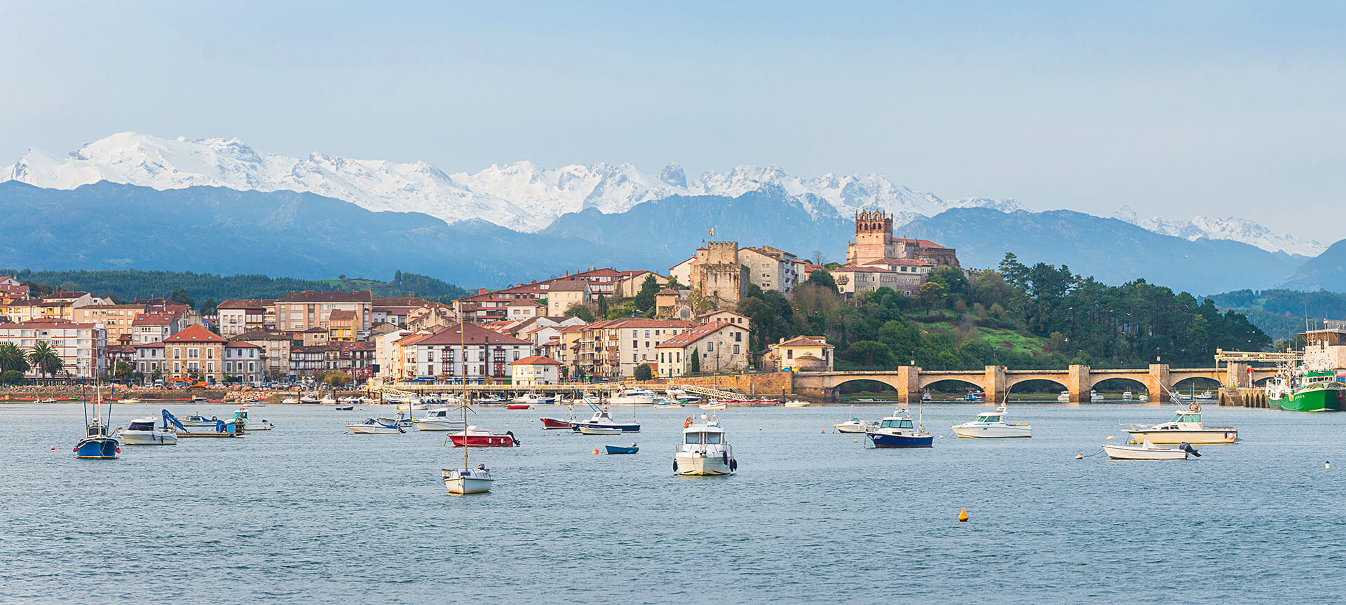 Vue de San Vicente de la Barquera en Cantabrie
