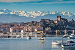 San Vicente de la Barquera con os Picos de Europa ao fundo. Cantábria