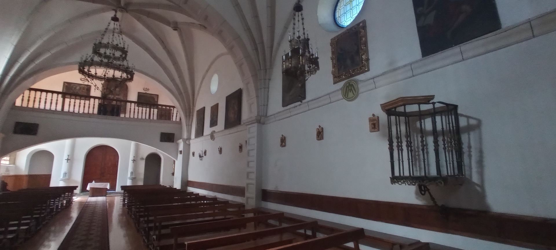 Wnętrze Ermitażu Matki Bożej Belén w Belorado Wnętrze Ermitażu Matki Bożej Belén w Belorado