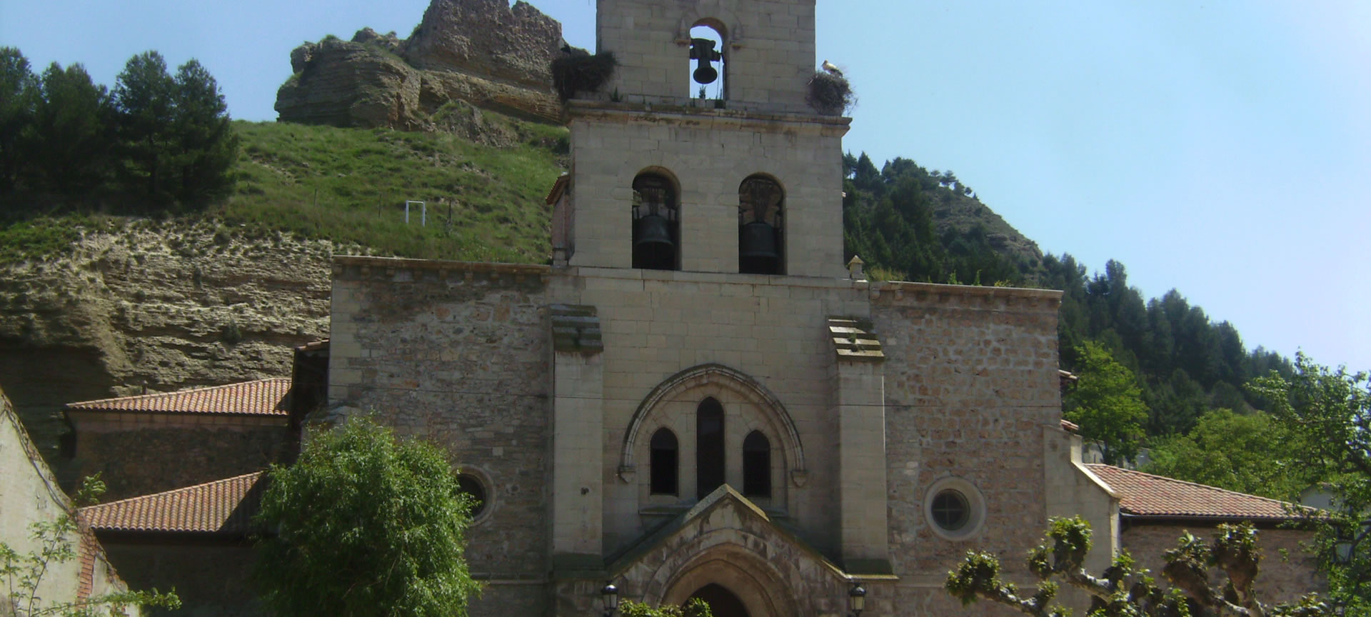 Exterior de la Iglesia de Santa María con el Castillo de fondo, en Belorado Exterior de la Iglesia de Santa María con el Castillo de fondo, en Belorado