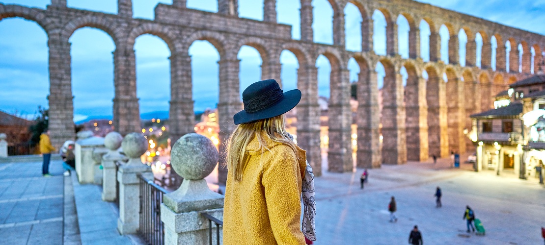 Chica joven contemplando el acueducto romano de Segovia Chica joven contemplando el acueducto romano de Segovia