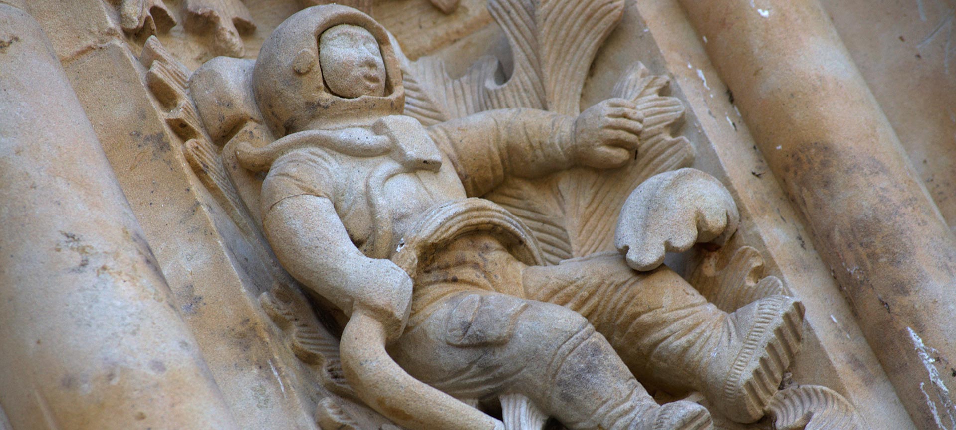 Detalhe do astronauta na fachada da Catedral de Salamanca incluído na restauração de 1992