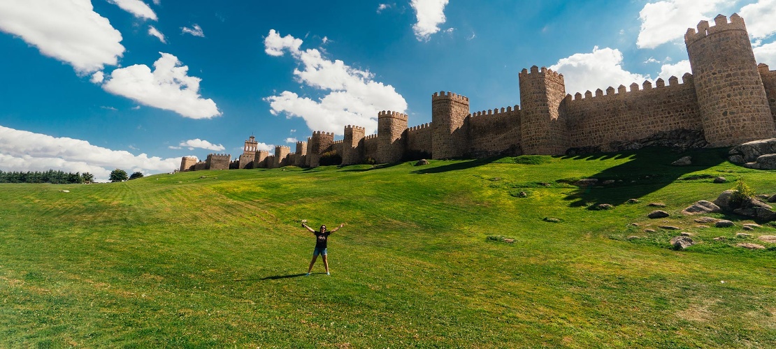Turista en las murallas de Ávila Turista en las murallas de Ávila