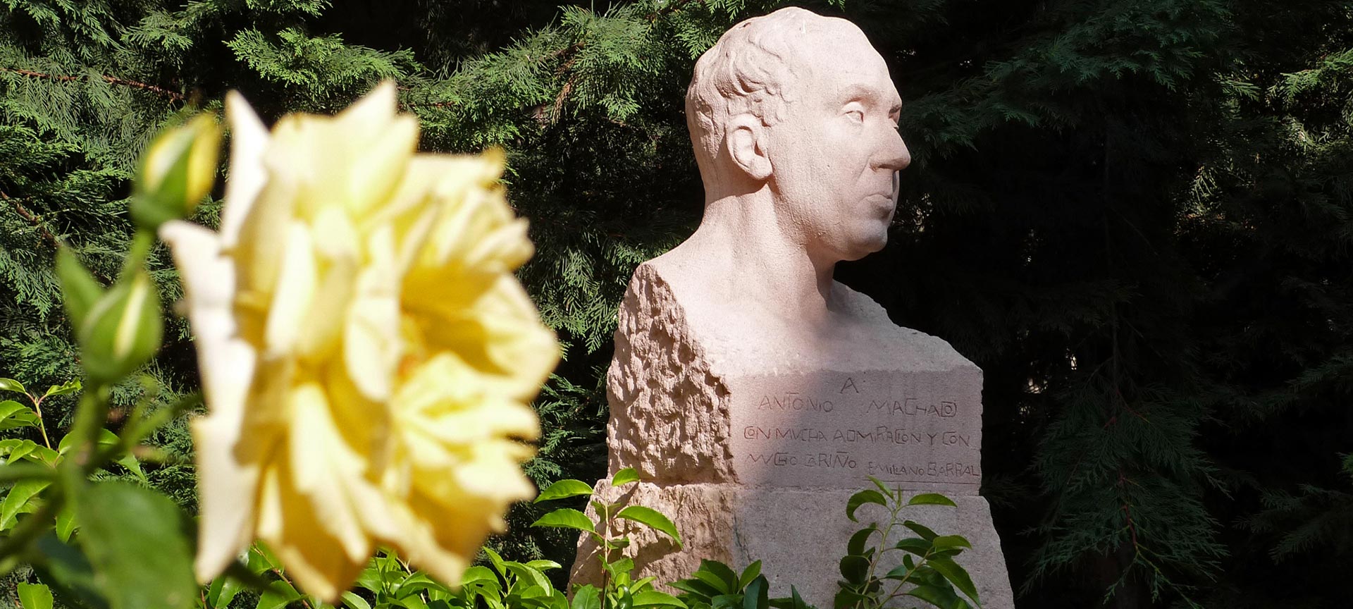 Busto a Antonio Machado en los jardines de la Casa Museo Machado de Segovia
