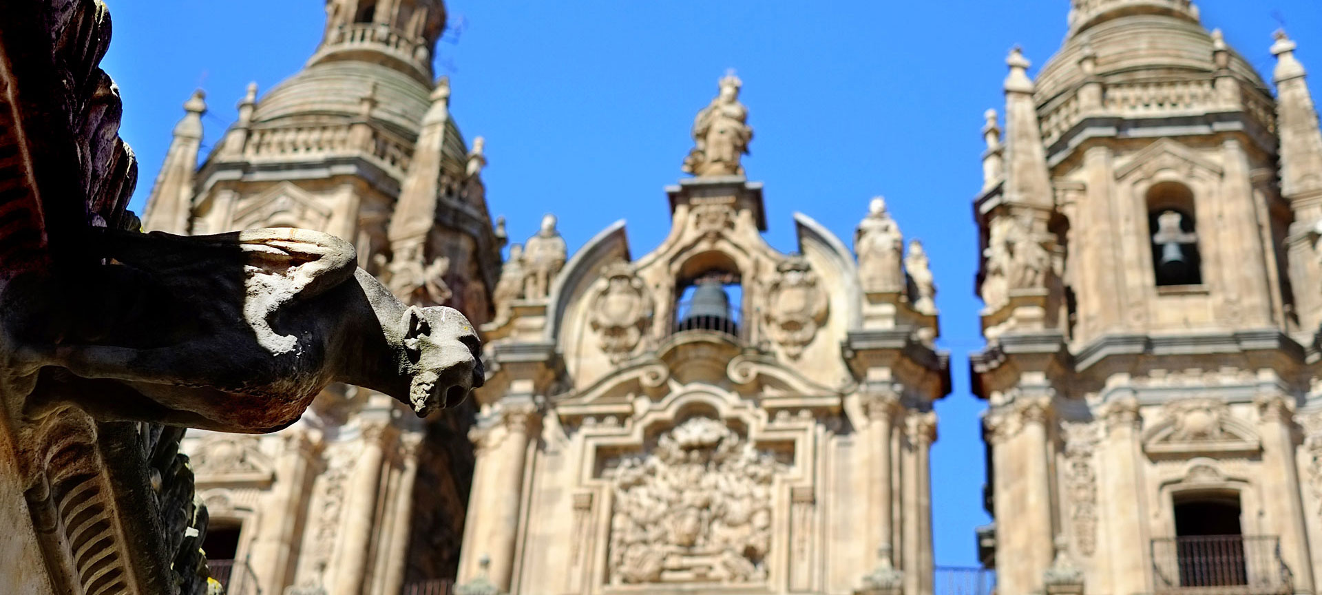 La Clerecía di Salamanca, originariamente nota come Collegio Reale della Compagnia di Gesù La Clerecía di Salamanca, originariamente nota come Collegio Reale della Compagnia di Gesù