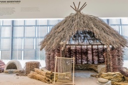 Centrum Archeologii Eksperymentalnej w Atapuerca (CAREX). Rekonstrukcja chaty do siedzenia. Burgos
