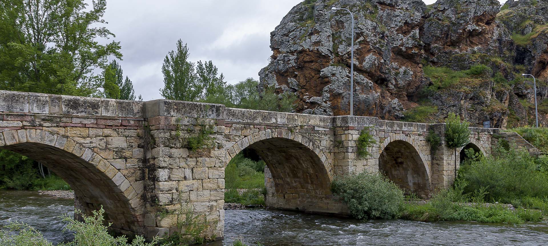Pont de pierre sur le Pisuerga à Cervera de Pisuerga (province de Palencia, Castille-León)