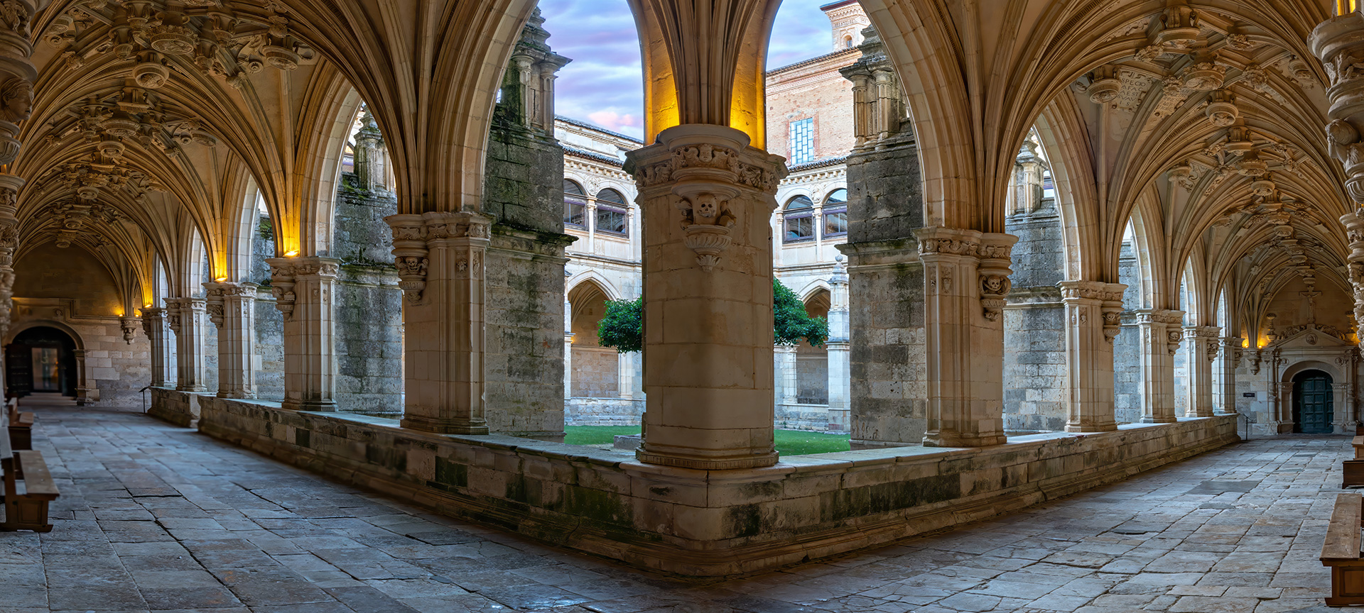 Claustro del Monasterio de San Zoilo, Carrión de los Condes, Palencia, Castilla y León Claustro del Monasterio de San Zoilo, Carrión de los Condes, Palencia, Castilla y León