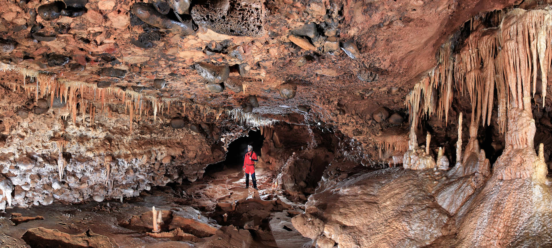 Intérieur de la grotte de Fuentemolinos de Puras de Villafranca, à Belorado Intérieur de la grotte de Fuentemolinos de Puras de Villafranca, à Belorado