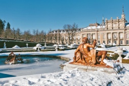 雪が積もったラ・グランハ・デ・サン・イルデフォンソ宮殿の庭園。セゴビア