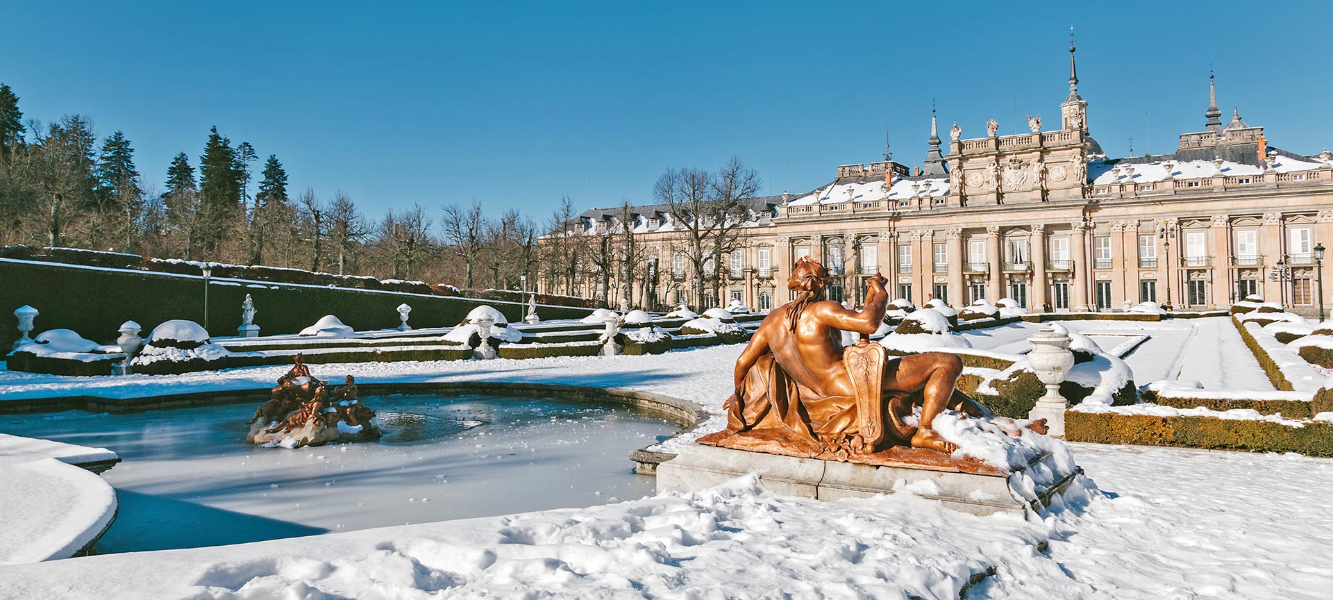  Verschneiter Garten und Schloss von La Granja de San Ildefonso Segovia