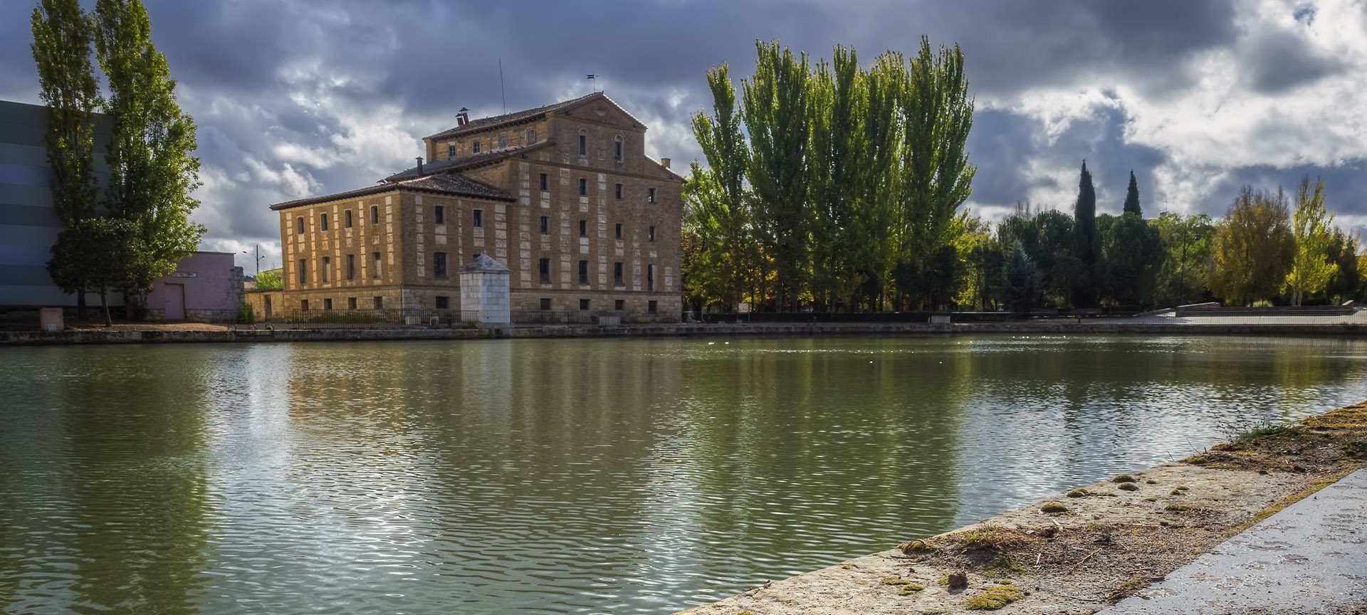 "Castilla Canal on its course through Medina de Rioseco (Valladolid, Castilla y León) " "Castilla Canal on its course through Medina de Rioseco (Valladolid, Castilla y León) "