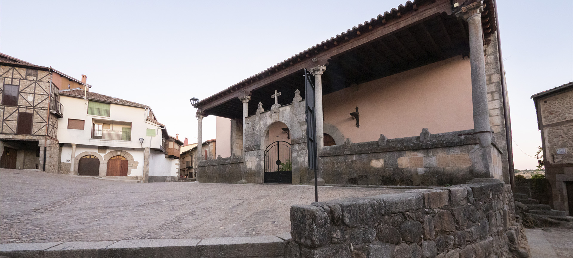 Église Santiago et San Ginés de Arlés à Miranda del Castañar (province de Salamanque, Castille-León)