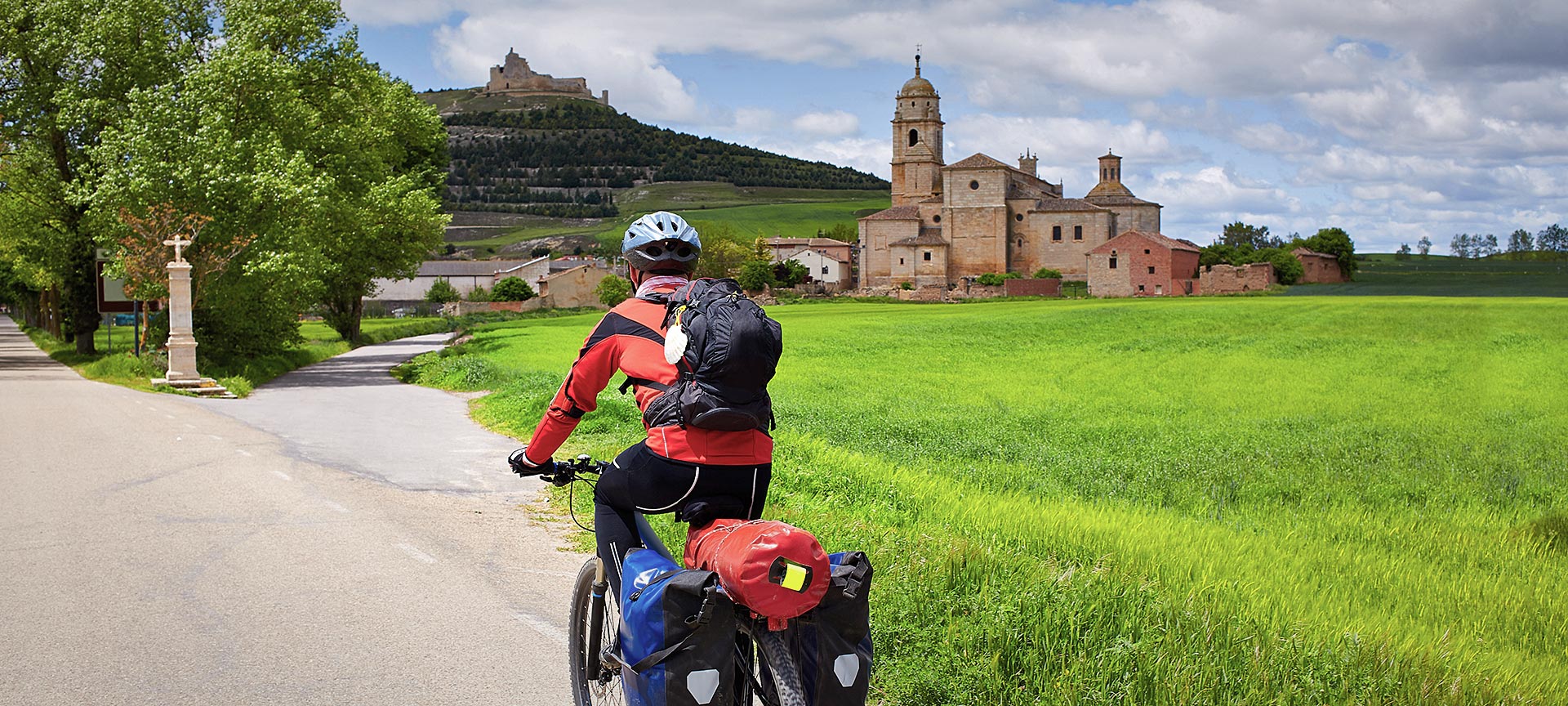 Pellegrino in bicicletta all’altezza di Castrojeriz. Burgos Pellegrino in bicicletta all’altezza di Castrojeriz. Burgos