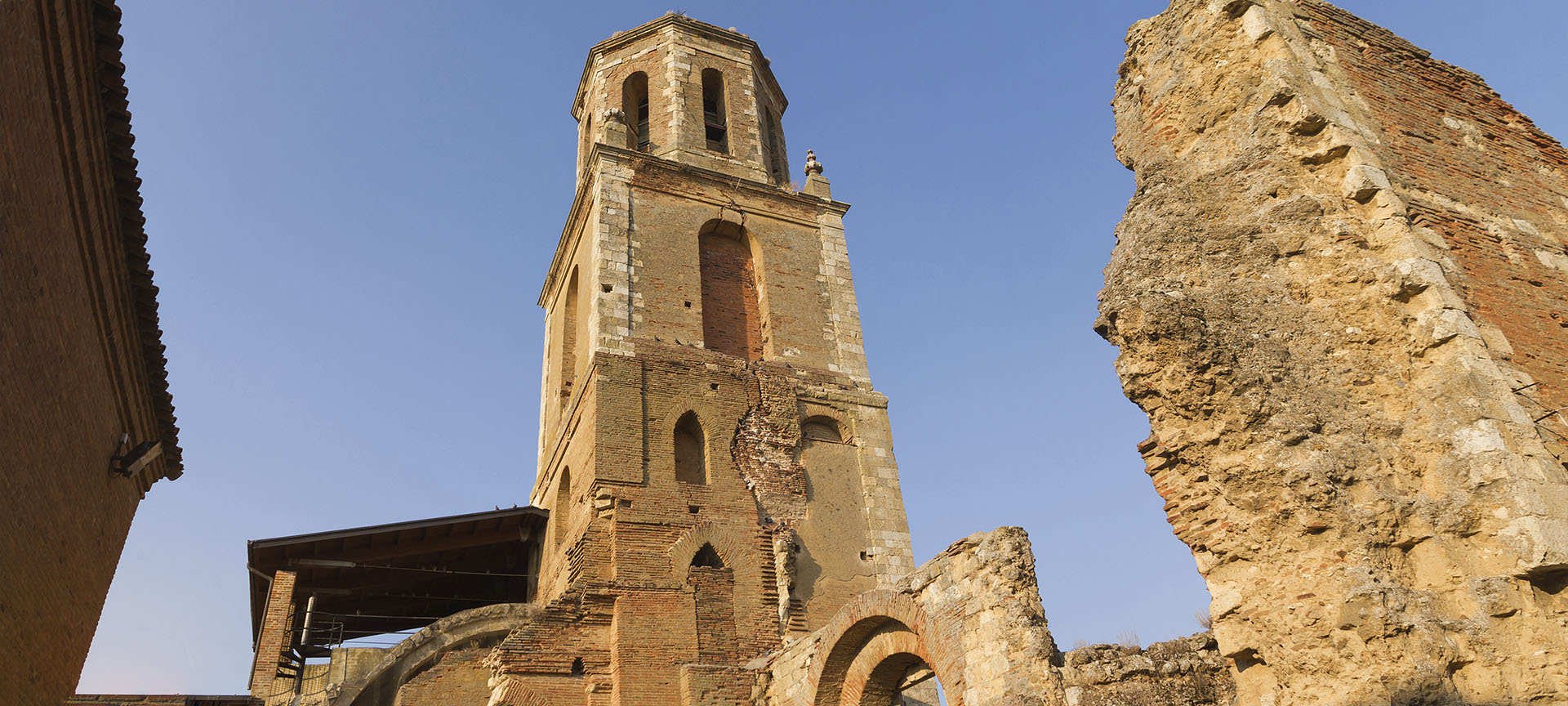 Tour de l’horloge et ruines du monastère San Benito à Sahagún, province de León (Castille-León)