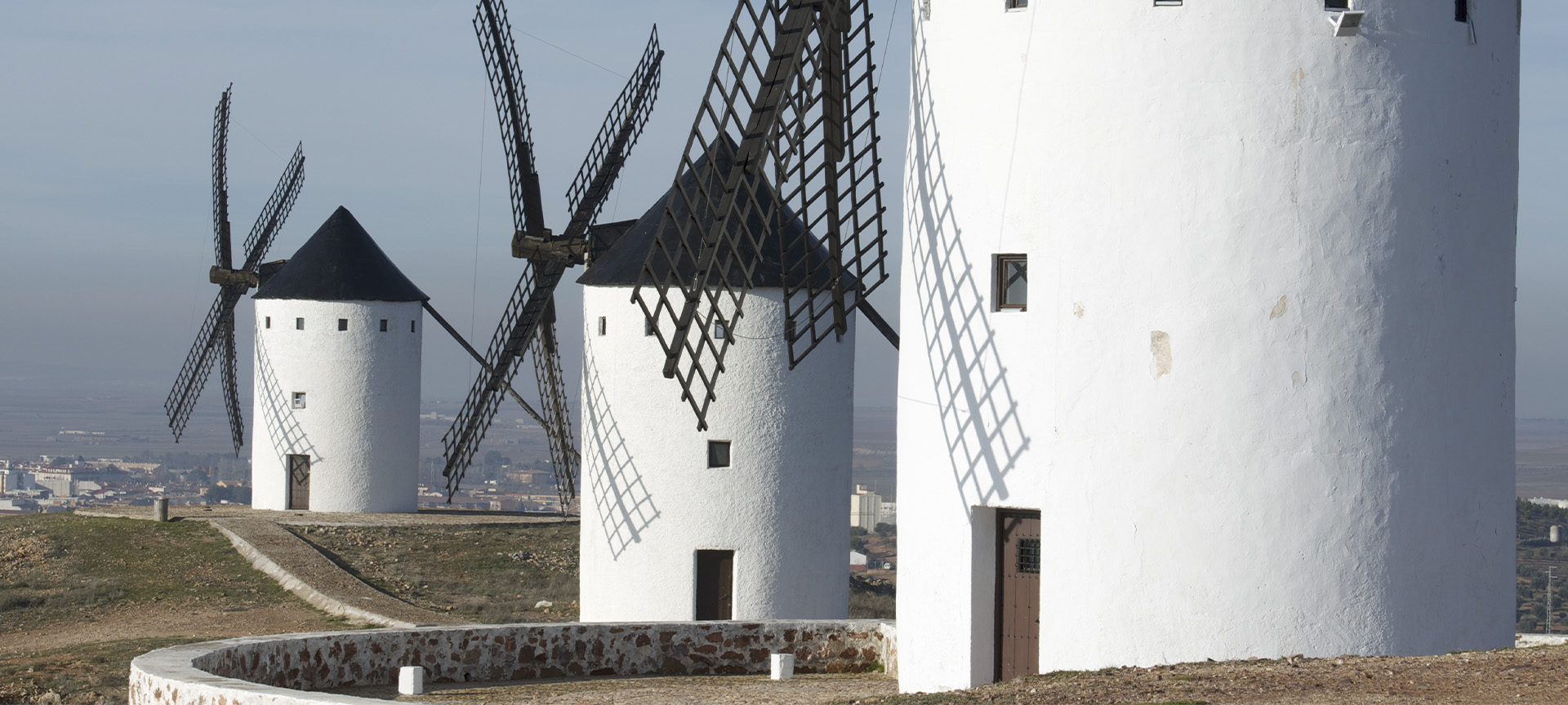 Moulins à vent aux abords d’Alcázar de San Juan (province de Ciudad Real, Castille-La Manche)