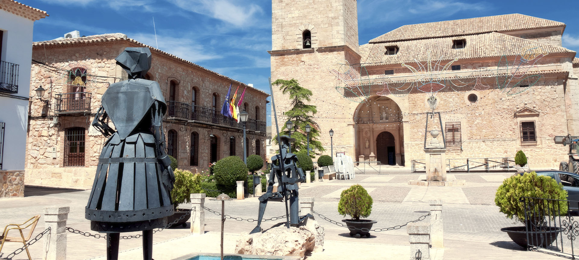 Statues of Don Quixote and Dulcinea in front of the Church of San Antonio Abad in El Toboso (Toledo, Castilla-La Mancha) Statues of Don Quixote and Dulcinea in front of the Church of San Antonio Abad in El Toboso (Toledo, Castilla-La Mancha)