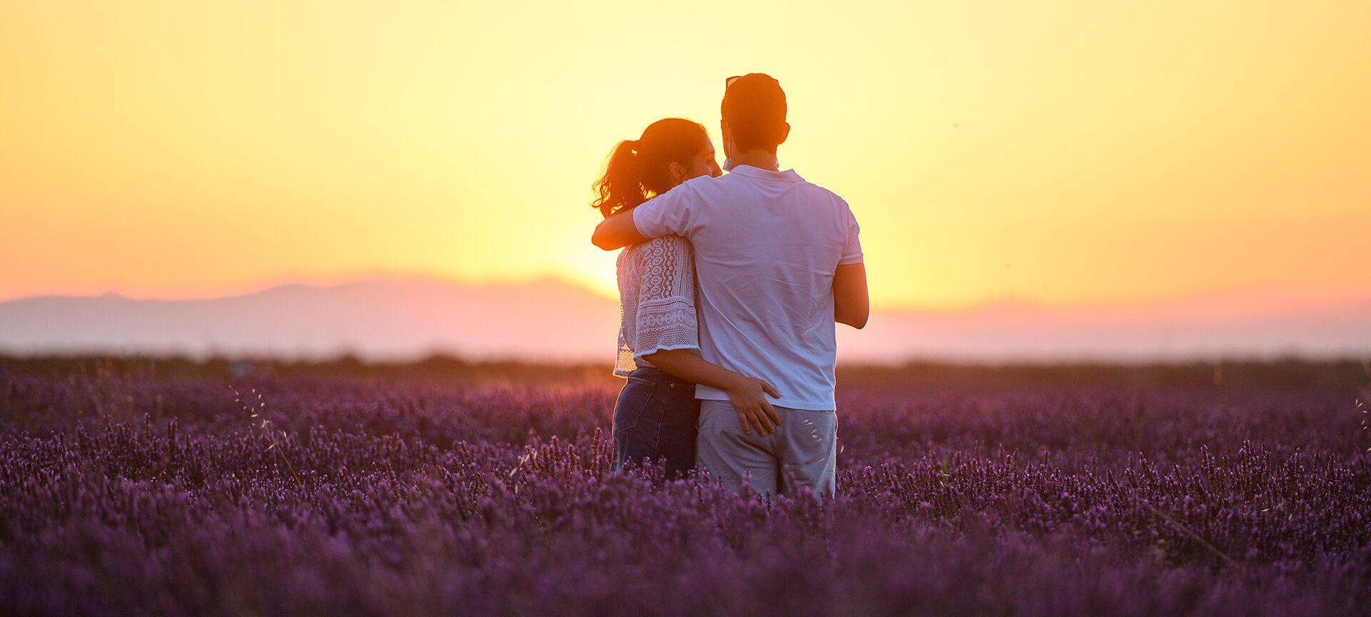 Un couple dans les champs de lavande de Brihuega, province de Guadalajara