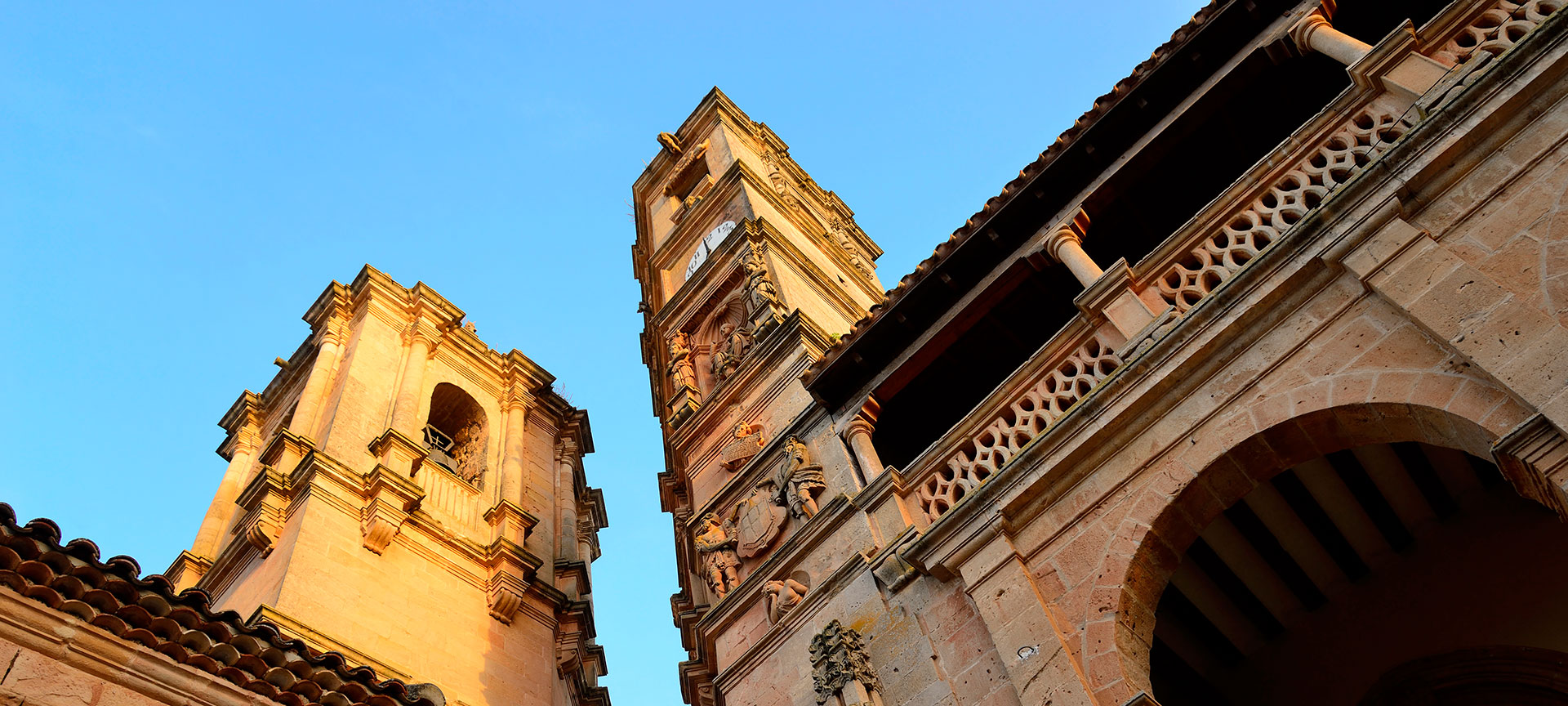 Plaza Mayor de Alcaraz. Torres de La Trinidad e El Tardón. Albacete.