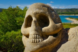 Calavera en la Ruta de las Caras de Buendía en Cuenca, Castilla-La Mancha