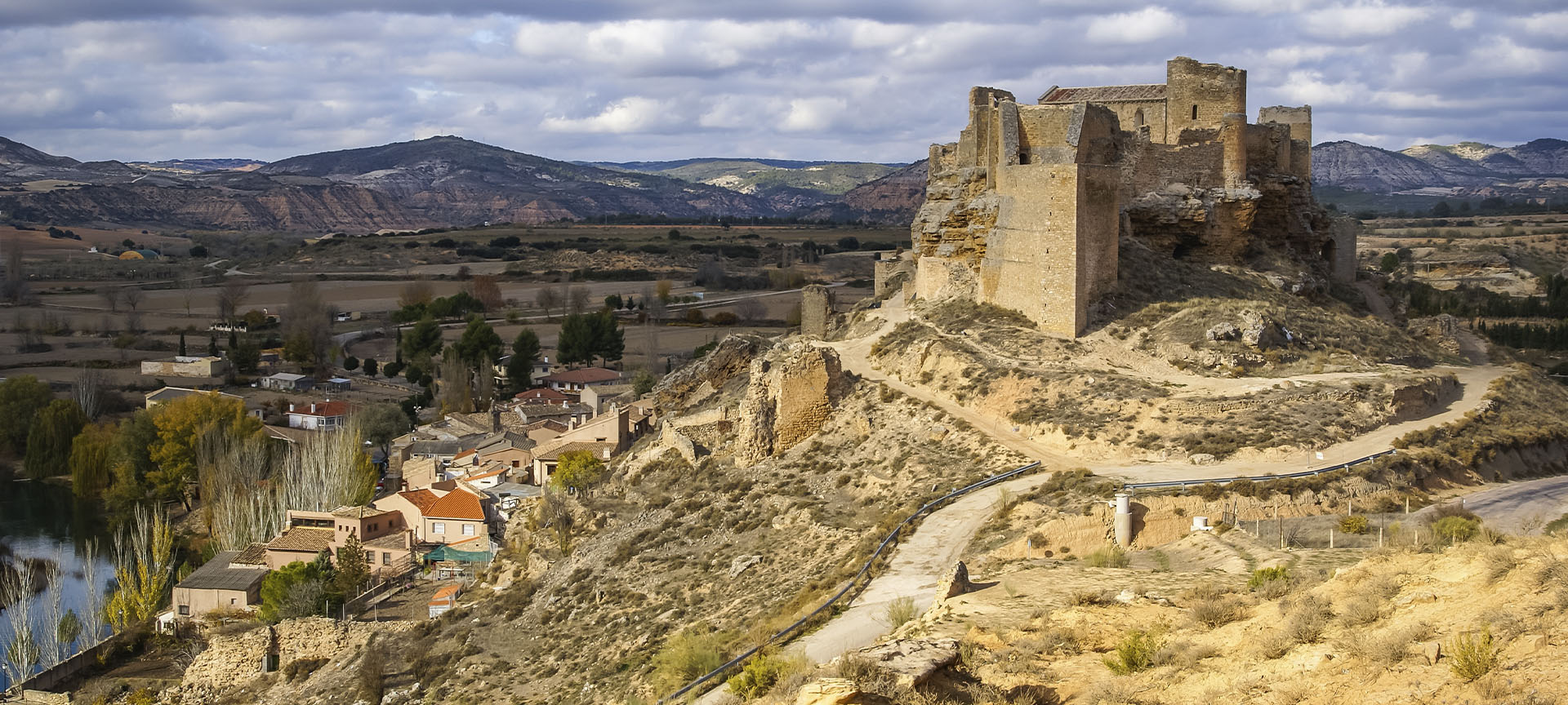 Zamek w Zorita de los Canes (prowincja Guadalajara, Kastylia-La Mancha) na tle panoramy miasta 