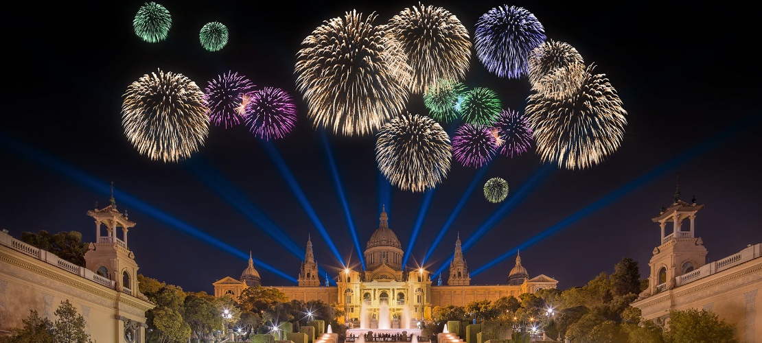 Spettacolo di fuochi d'artificio alla fontana magica di Barcellona Spettacolo di fuochi d'artificio alla fontana magica di Barcellona