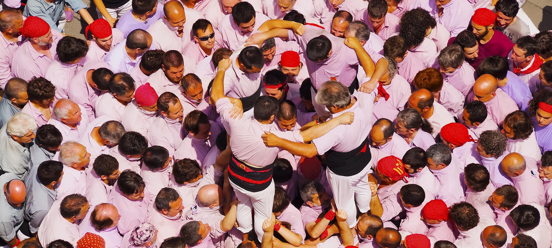 Castellers formando un castell en Terrasa. Barcelona