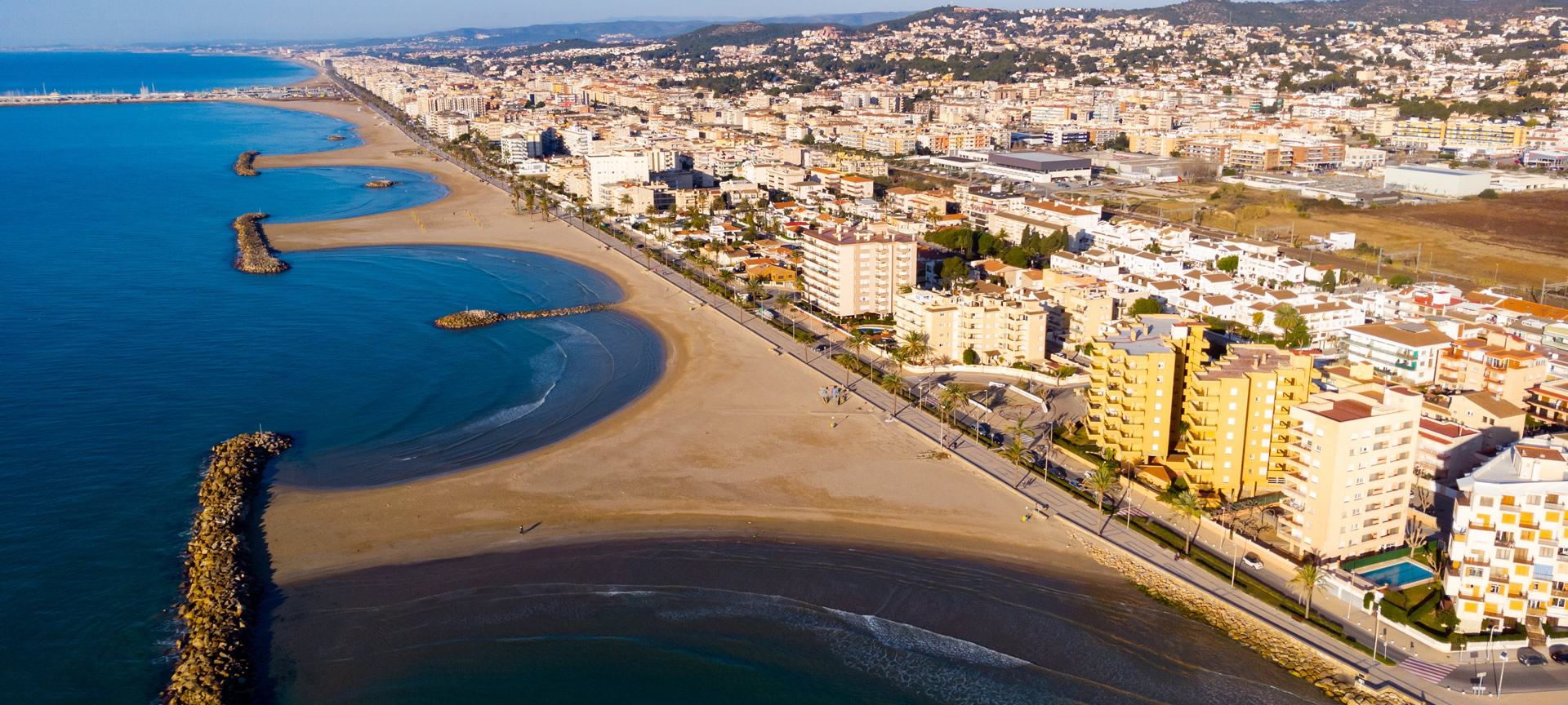 Widok z lotu ptaka na plażę Cunit, Tarragona Widok z lotu ptaka na plażę Cunit, Tarragona