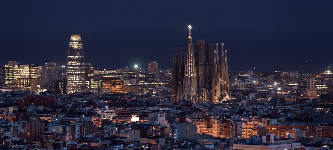 Veduta notturna della Sagrada Familia e della Torre Glòries a Barcellona, Catalogna Veduta notturna della Sagrada Familia e della Torre Glòries a Barcellona, Catalogna