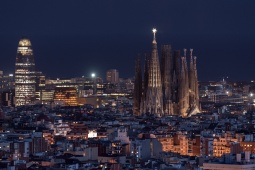 Nachtansicht der Sagrada Familia und des Torre Glòries in Barcelona, Katalonien