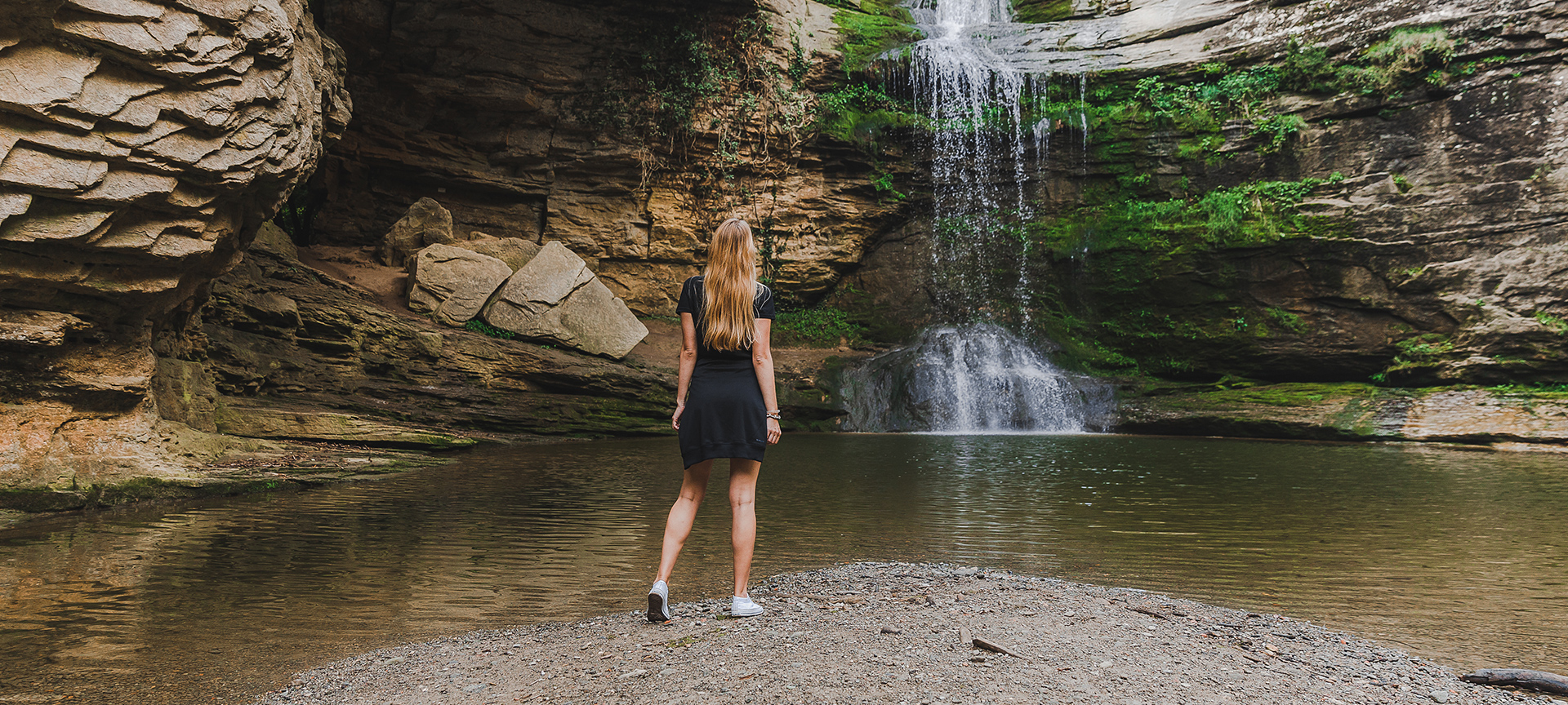 Turista observando una cascada en Rupit, Barcelona