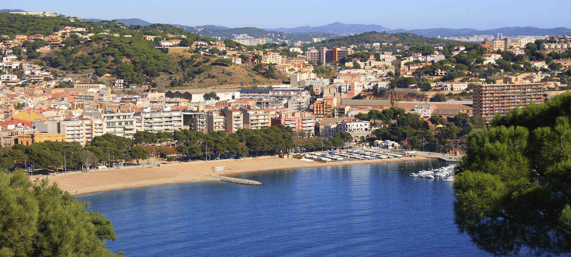 Vista de Sant Feliu de Guíxols, em Girona (Catalunha)