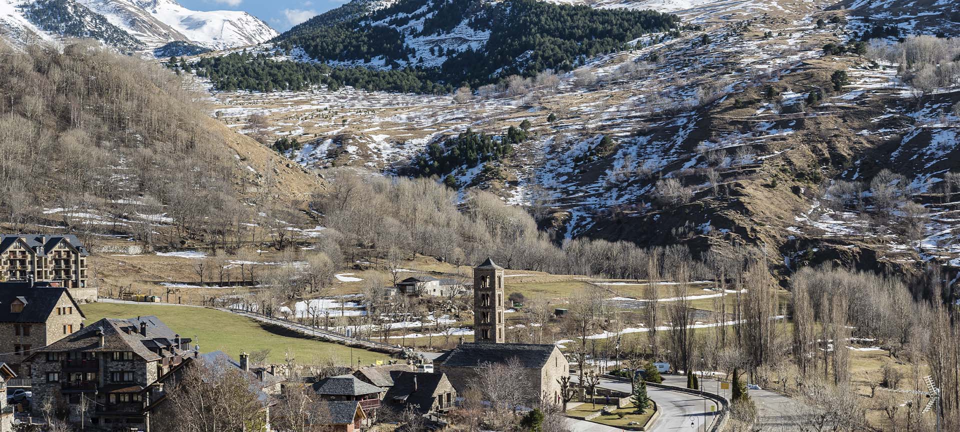 La chiesa romanica di Sant Climent, al centro della panoramica di Taüll (Lleida, Catalogna)