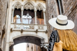 Tourist looking at the Bridge of Sighs in the old town of Barcelona
