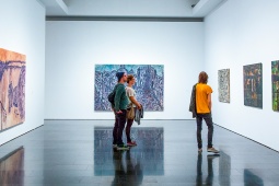 Visitantes en una exposición del MACBA en Barcelona, Cataluña