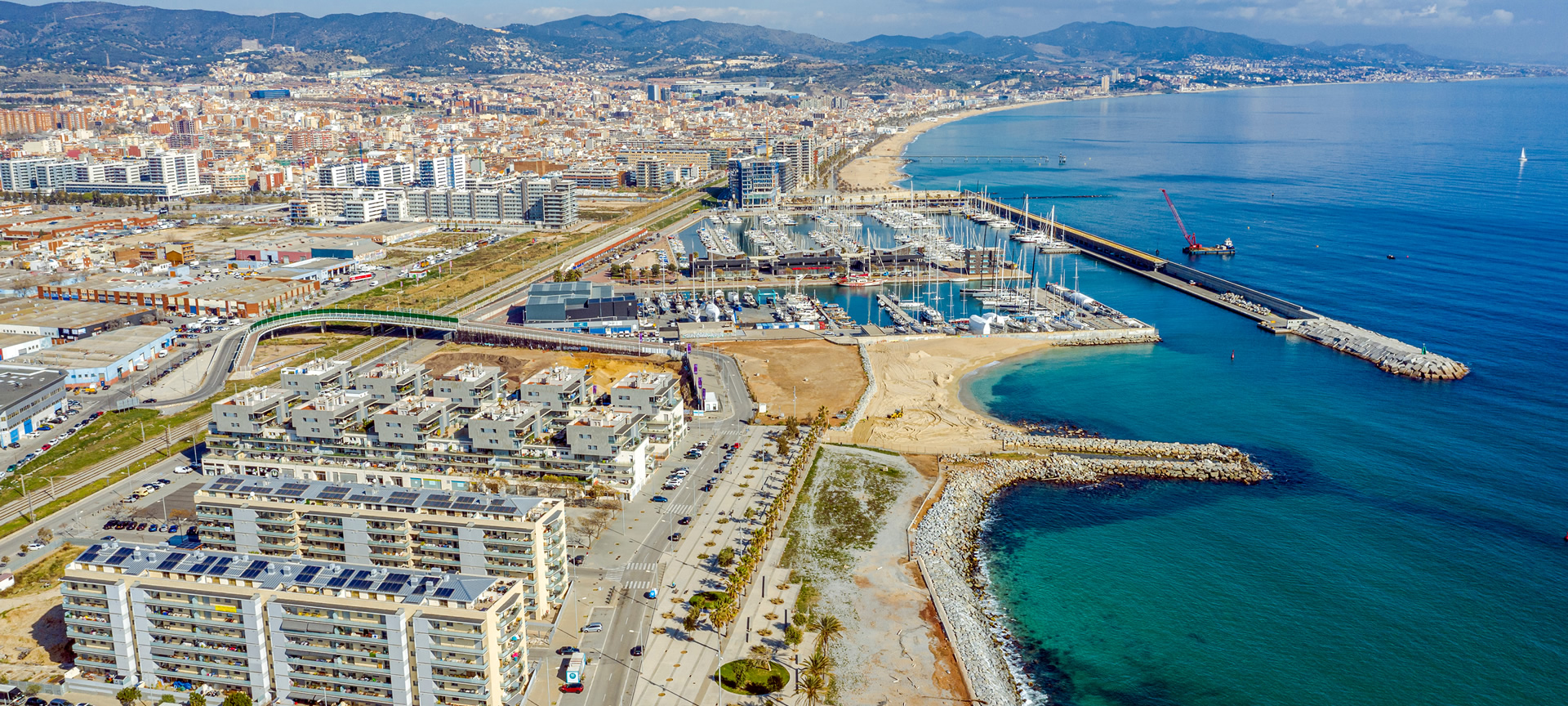 Vista aérea da praia de Badalona