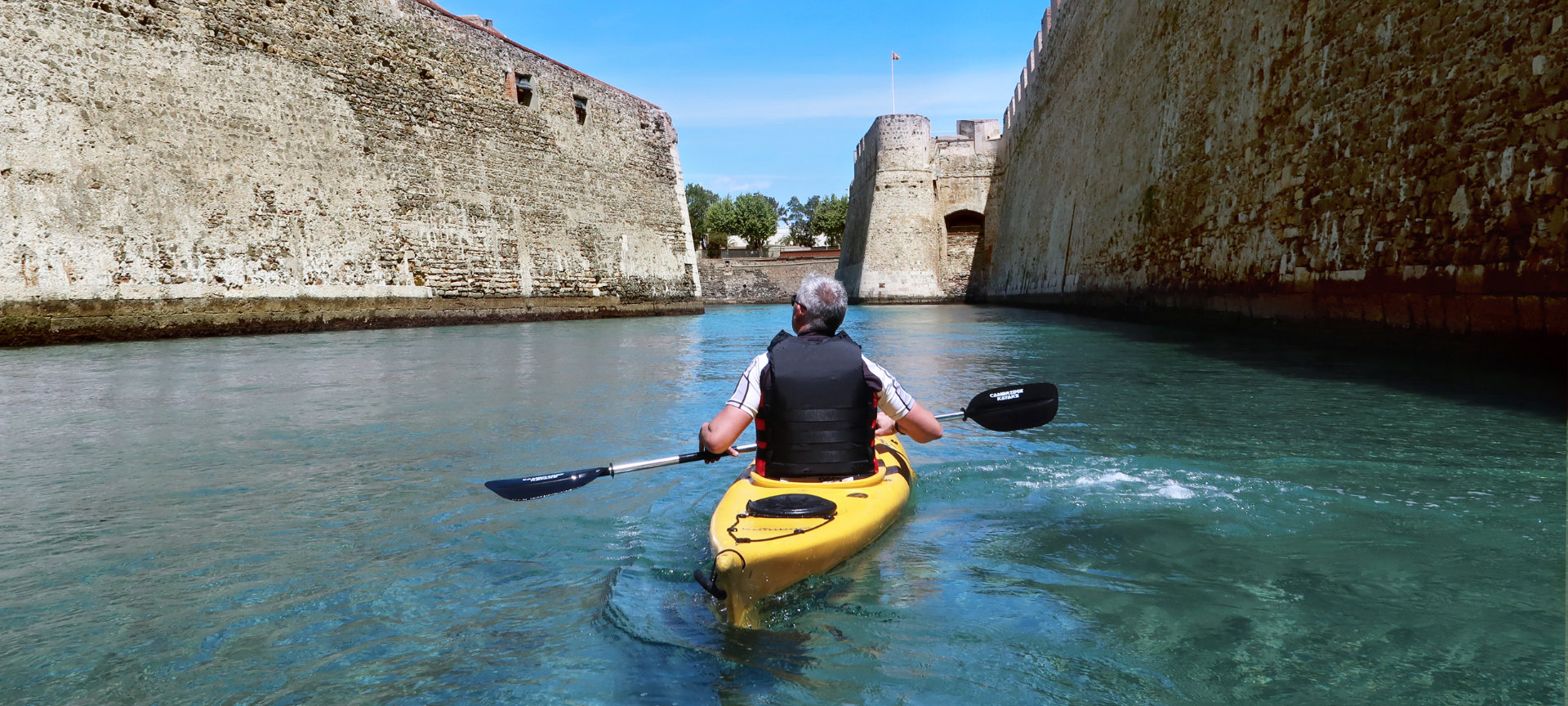 Paseo en kayak en el foso de las Murallas Reales de Ceuta