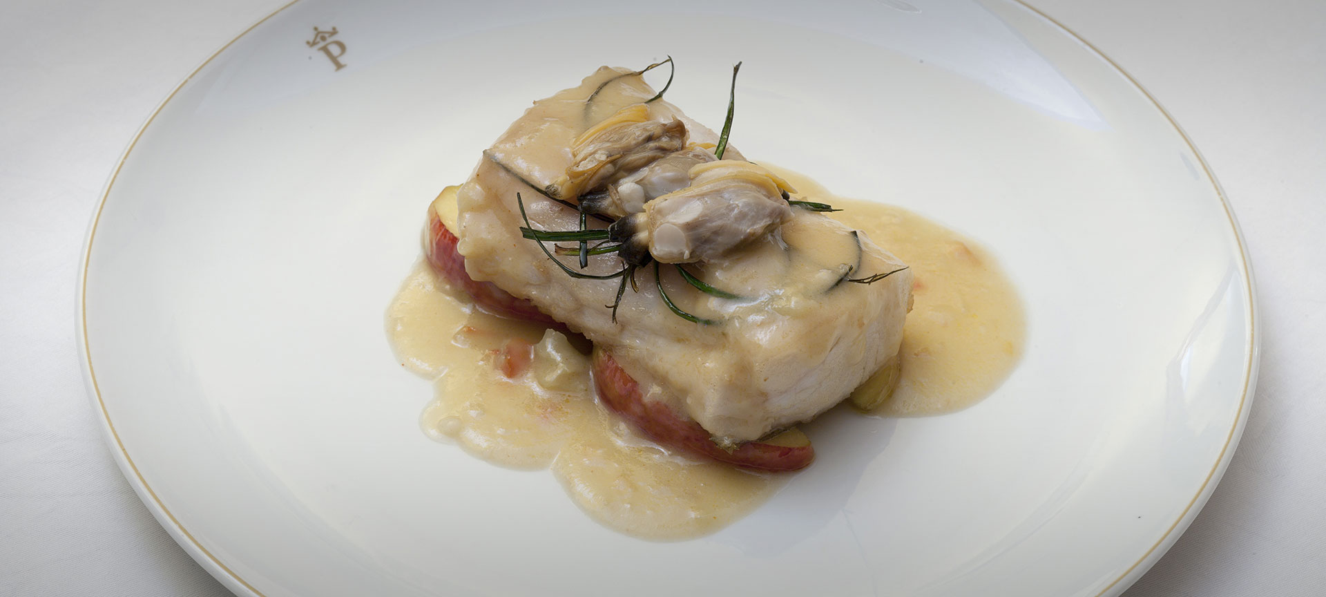 Lomo de merluza sobre manzana y salsa de sidra
