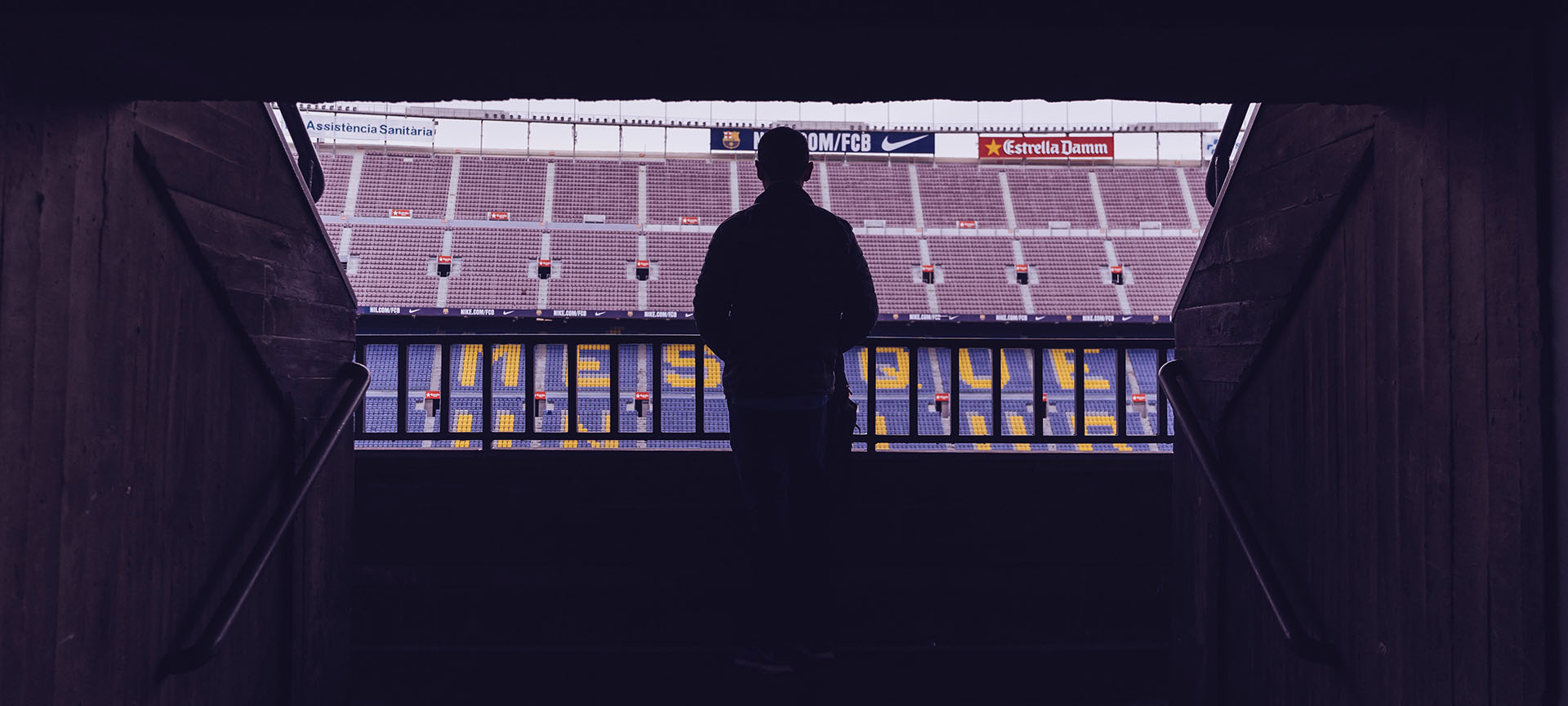 バルセロナのカンプ・ノウ・スタジアムに入場するファン バルセロナのカンプ・ノウ・スタジアムに入場するファン