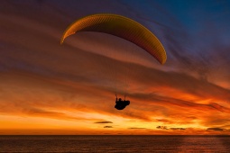 Parapente al atardecer